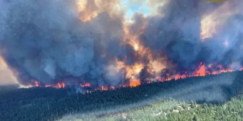 incendie-dans-lest-du-canada-des-milliers-de-personnes-evacuees
