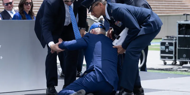 etats-unis-le-president-biden-trebuche-et-tombe-sur-scene-lors-dune-ceremonie