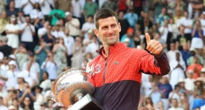 tournoi-rolland-garros-de-tennis-novak-djokovic-soffre-le-trophee-et-rentre-dans-la-legende
