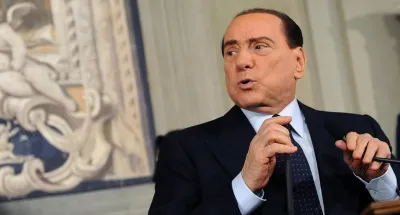 italie-des-milliers-de-personnes-rassemblees-a-milan-pour-les-funerailles-de-berlusconi