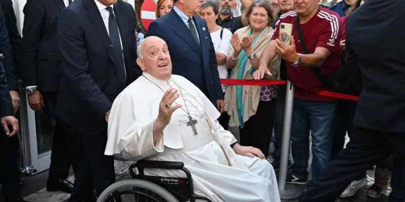 10-jours-apres-son-operation-le-pape-francois-est-sorti-de-lhopital-ce-vendredi