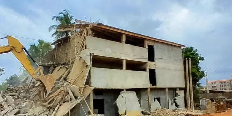 construction-anarchiques-un-immeuble-r-2-en-construction-demoli-a-songon