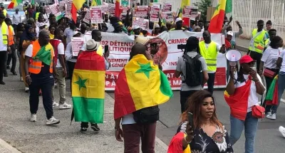 crise-au-senegal-deux-manifestations-sous-haute-tension-a-mantes-la-jolie-en-france