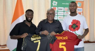 elephants-de-cote-divoire-jonathan-bamba-et-ndicka-offrent-leurs-maillots-au-president-idriss