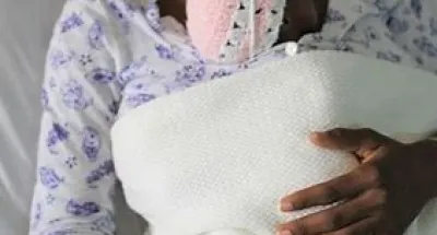 cote-divoire-la-methode-kangourou-pour-sauver-les-bebes-prematures