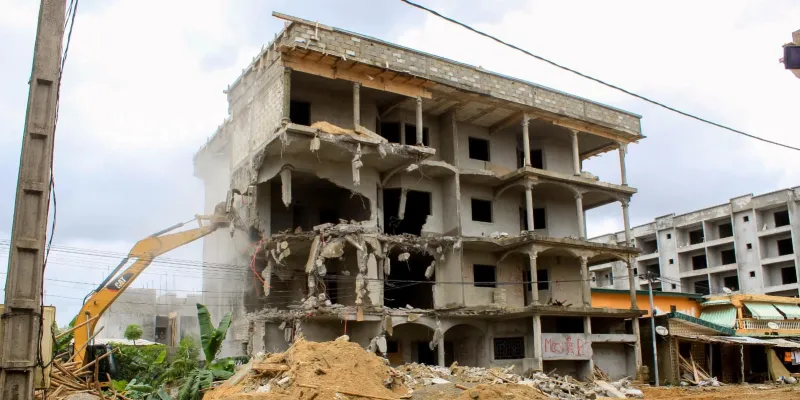 lutte-contre-les-constructions-anarchiques-un-immeuble-r-3-demoli-a-cocody