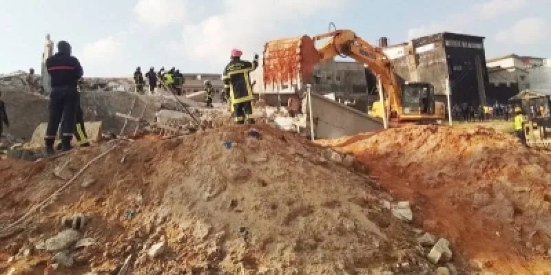 cote-divoire-un-immeuble-secroule-sur-une-maison-de-deux-pieces-a-la-riviera-palmeraie