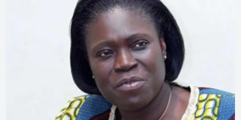 dr-simone-ehivet-fait-la-dedicace-de-son-nouvel-entourage