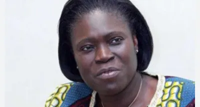 dr-simone-ehivet-fait-la-dedicace-de-son-nouvel-entourage