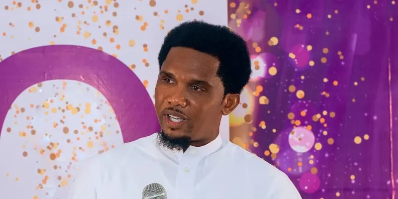 federation-camerounaise-de-football-samuel-etoo-fils-dans-de-sales-draps