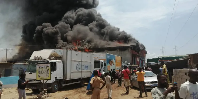 incendie-dune-usine-de-fabrication-de-matelas-la-police-ouvre-une-enquete-sur-les-causes