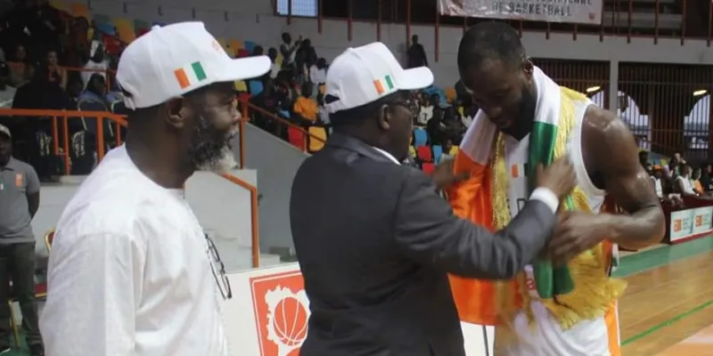 coupe-du-monde-de-basket-ball-paulin-claude-danho-remet-le-drapeau-ivoirien-au-capitaine-des-elephants