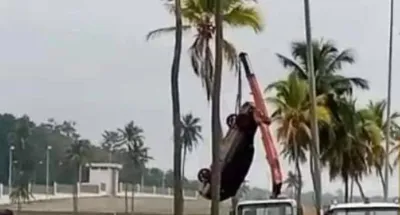 yamoussoukro-un-vehicule-finit-sa-course-dans-le-lac-aux-caimans-repeche-avec-son-occupant-sain-et-sauf