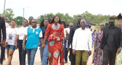 municipales-a-agboville-fleur-ake-mbo-investi-le-terrain