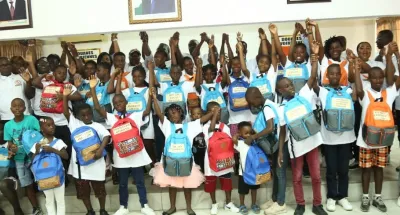 rentree-scolaire-des-douaniers-offrent-des-kits-scolaires-aux-enfants-de-leurs-collegues-decedes