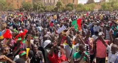 burkina-faso-les-partisans-du-president-traore-manifestent-leur-soutien