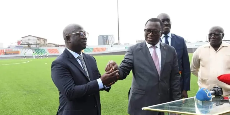 infrastructures-sportives-paulin-claude-danho-receptionne-les-cles-du-parc-des-sports-de-treichville