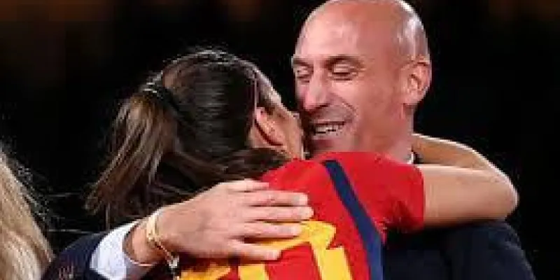 football-apres-son-baiser-force-a-jennifer-hermoso-luis-rubiales-suspendu-trois-ans-par-la-fifa