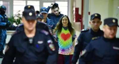 ukraine-une-artiste-russe-ecope-de-sept-ans-de-camp-pour-une-action-pacifiste