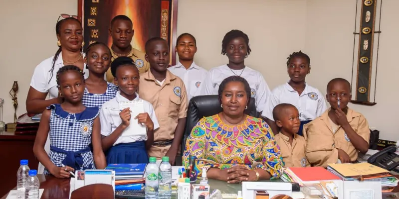 journee-internationale-des-droits-de-lenfant-me-linda-diplo-recoit-des-eleves-de-grand-bassam
