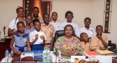 journee-internationale-des-droits-de-lenfant-me-linda-diplo-recoit-des-eleves-de-grand-bassam