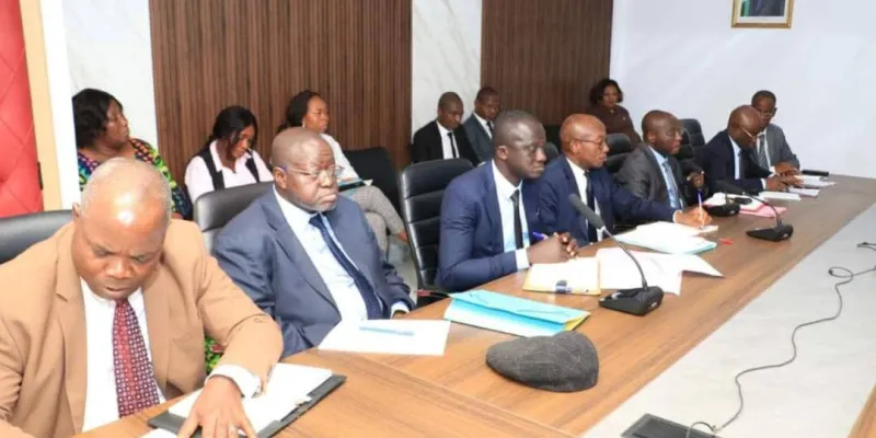 lutte-contre-la-pollution-olfactive-de-la-lagune-ebrie-des-reflexions-en-cours