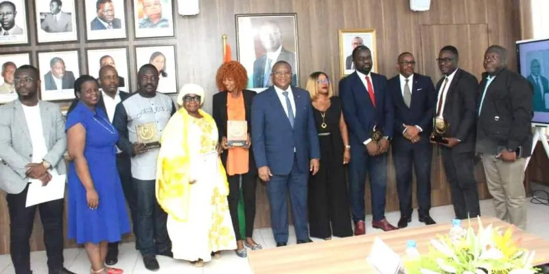 distinction-les-laureats-du-prix-national-de-lexcellence-dans-le-domaine-de-la-communication-recompenses