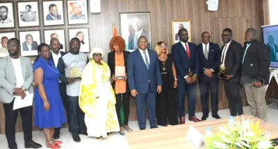distinction-les-laureats-du-prix-national-de-lexcellence-dans-le-domaine-de-la-communication-recompenses