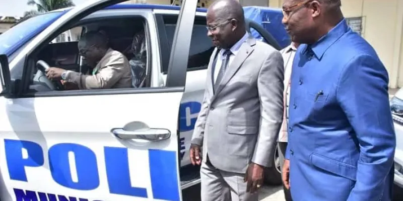 commune-de-marcory-le-maire-aby-raoul-offre-10-vehicules-a-ses-chefs-de-service