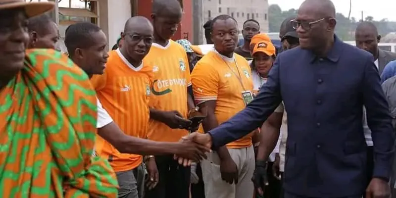 apres-la-victoire-des-elephants-de-cote-divoire-le-ministre-adje-metch-silas-accueilli-en-fanfare-par-ses-parents-de-dabou