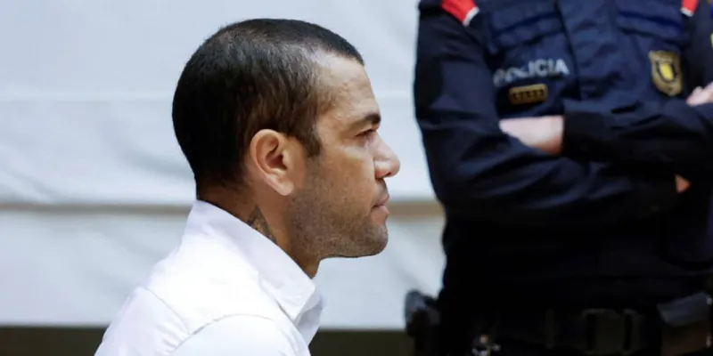football-dani-alves-ancienne-star-du-barca-et-du-psg-condamne-a-4-ans-et-demi-de-prison-ferme-pour-viol