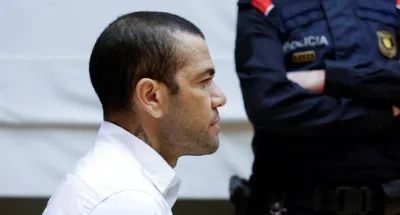 football-dani-alves-ancienne-star-du-barca-et-du-psg-condamne-a-4-ans-et-demi-de-prison-ferme-pour-viol