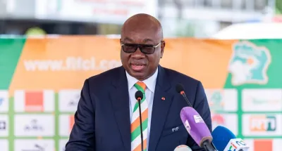 presentation-du-trophee-de-la-can-2023-aux-acteurs-du-football-plus-de-967-5-millions-de-francs-cfa-et-des-cars-offerts