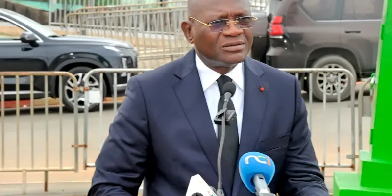 visibilite-et-attractivite-des-6-stades-de-la-can-2023-totem-publicite-sinstalle-au-stade-debimpe