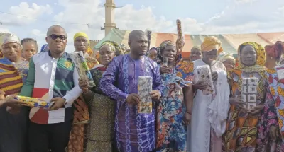 guemon-ange-gnonka-en-tournee-de-reconnaissance-aupres-des-femmes-malinke