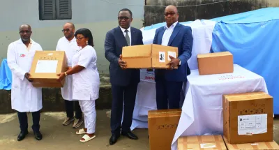 commune-dattecoube-paulin-claude-danho-et-la-mairie-font-don-dun-important-materiel-medical-aux-centres-de-sante