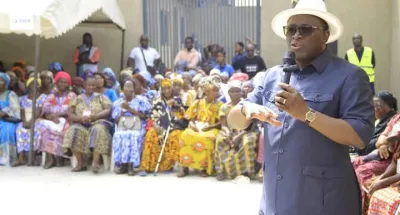 commune-dattecoube-un-pere-noel-appele-paulin-claude-danho-gate-les-veuves-et-les-deplaces-internes