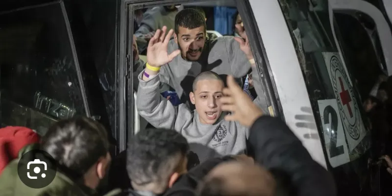 israel-a-relache-lundi-90-detenus-palestiniens-quelques-heures-apres-que-trois-otages-israeliennes-ont-ete-liberees