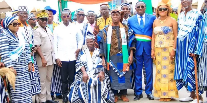 us-et-coutumes-le-chef-central-de-la-communaute-dan-intronise-a-attecoube-par-le-ministre-vagondo-diomande