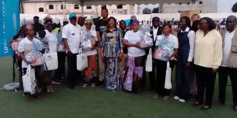 lutte-contre-le-paludisme-sebastien-haller-administre-des-doses-de-vaccin-aux-enfants