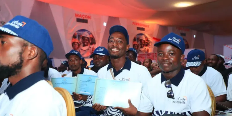 ecole-de-la-deuxieme-chance-203-apprentis-de-la-seconde-cohorte-recoivent-leur-diplome-de-fin-de-formation