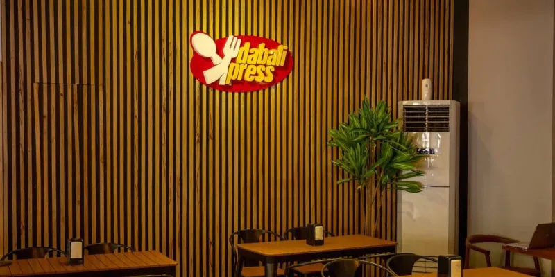 insolite-une-femme-deverse-des-selles-dans-le-hall-de-lun-des-restaurants-dabali-xpress