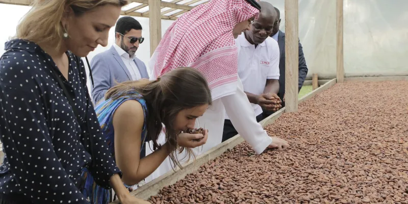 yopougon-des-diplomates-visitent-une-usine-de-fabrication-du-chocolat