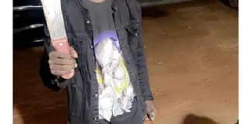 yamoussoukro-lagresseur-de-20-ans-avec-une-machette-bien-aiguisee-arrete