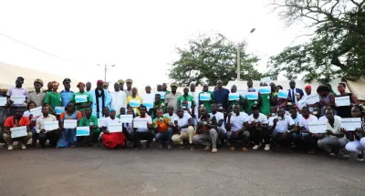 insertion-professionnelle-des-attestations-de-stages-et-permis-de-conduire-remis-a-des-jeunes
