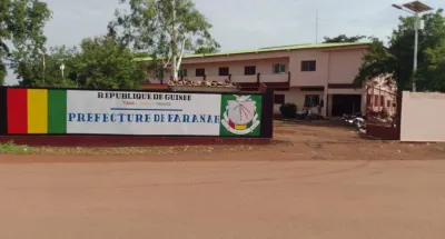 guinee-un-representant-du-plan-guinee-bastonne-par-des-eleves