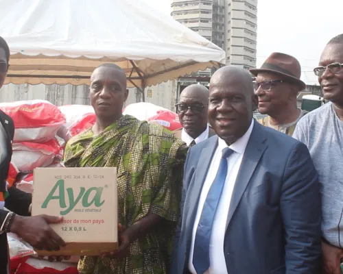 social-le-president-alassane-ouattara-offre-plusieurs-tonnes-de-kits-alimentaires-aux-populations